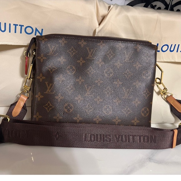 Designer Inspired Crossbody - Picture 2 of 6